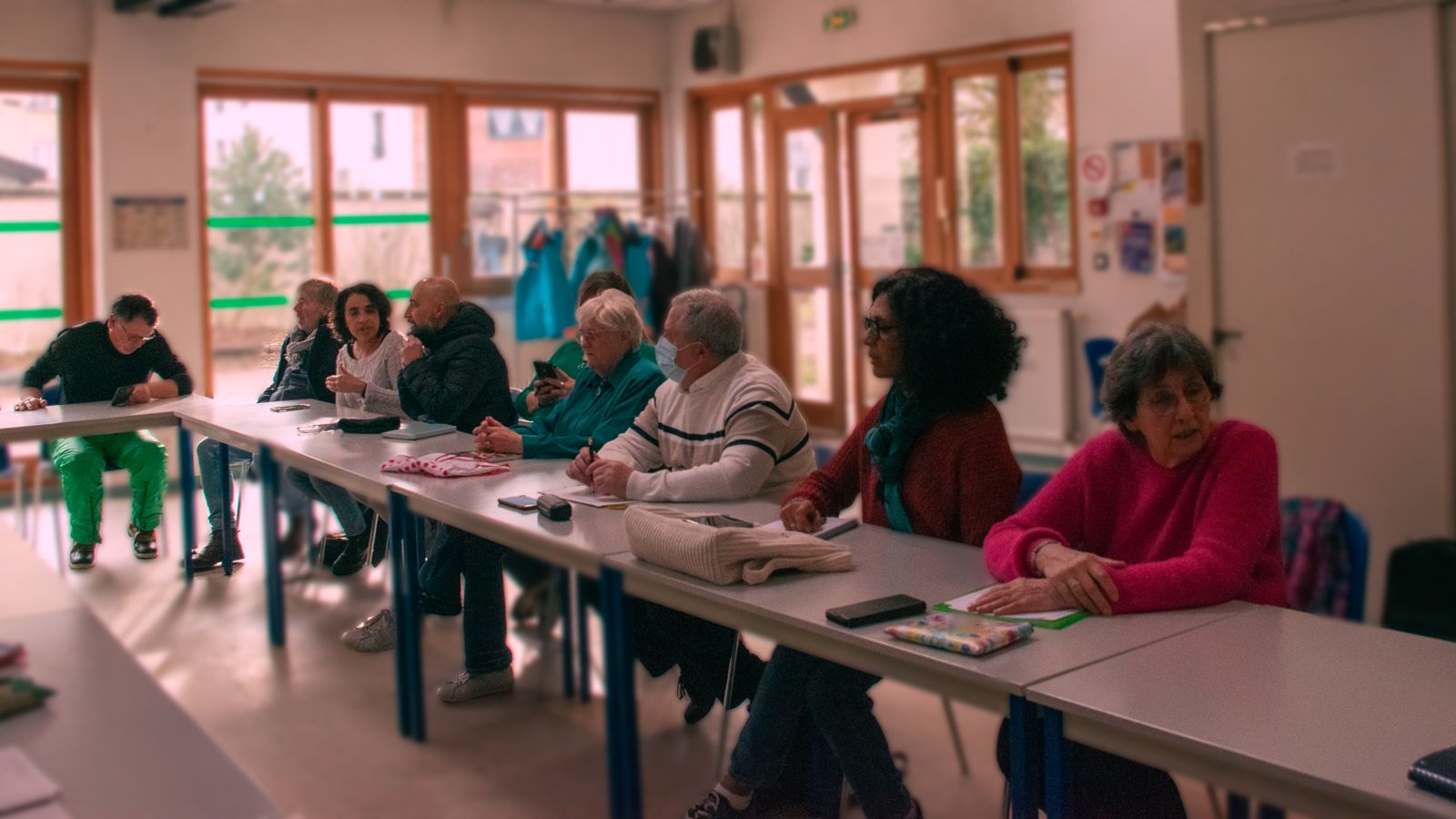 Réunion de travail de l'équipe — longue table, salle lumineuse
