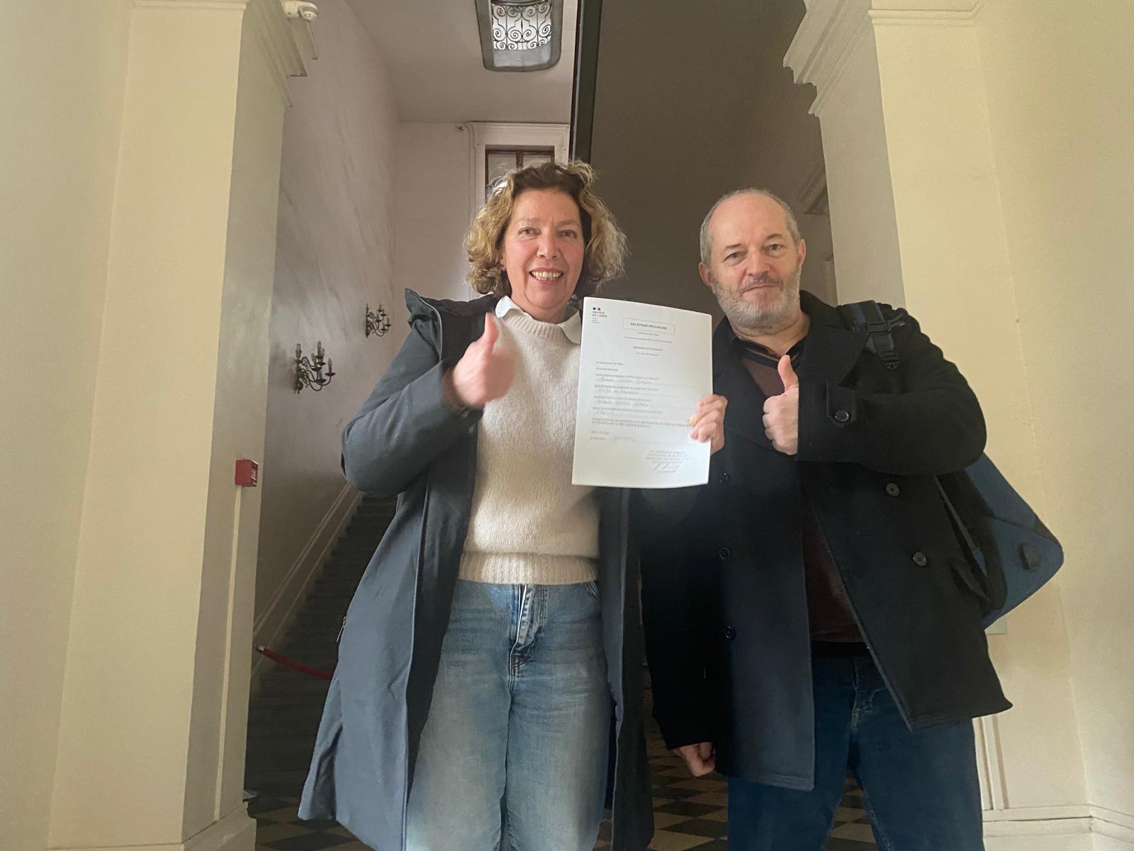 Dépôt de liste en préfecture — Catherine et un colistier, pouces levés, document officiel