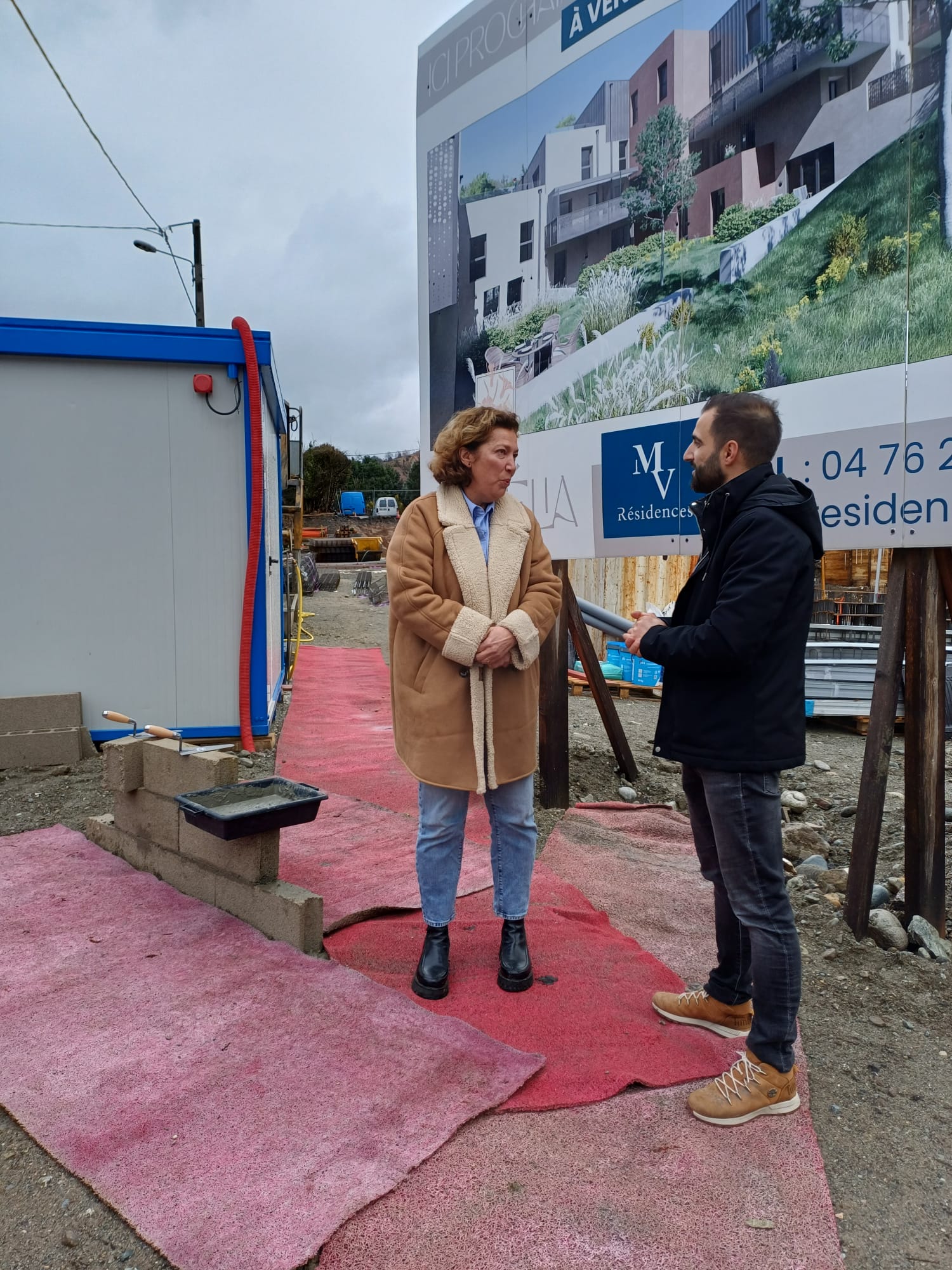 Catherine sur le chantier Alliance Textile, échange avec un habitant