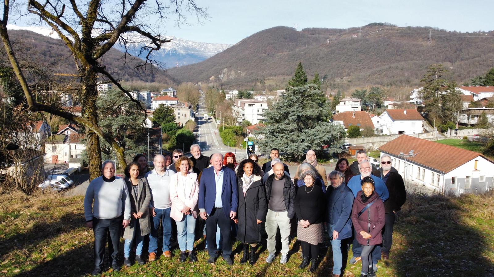 Photo de groupe en hauteur — vue sur Vizille et les Alpes enneigées