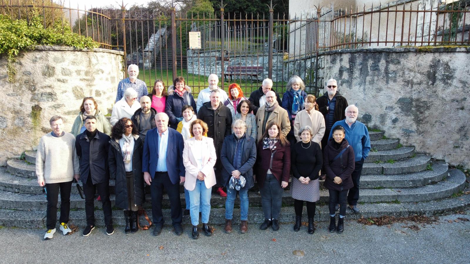 Photo de groupe sur les marches — version portrait, lumière de fin de journée
