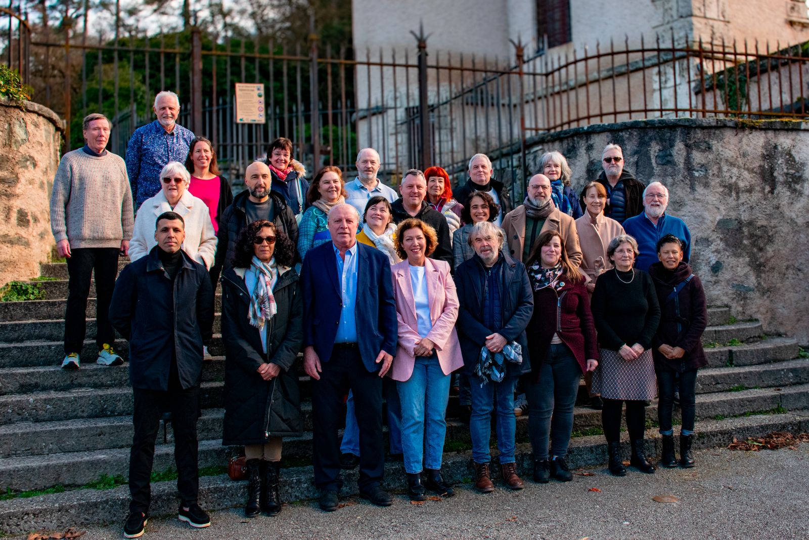 Photo officielle — 31 candidats sur les marches du parc du château de Vizille, lumière dorée de fin de journée