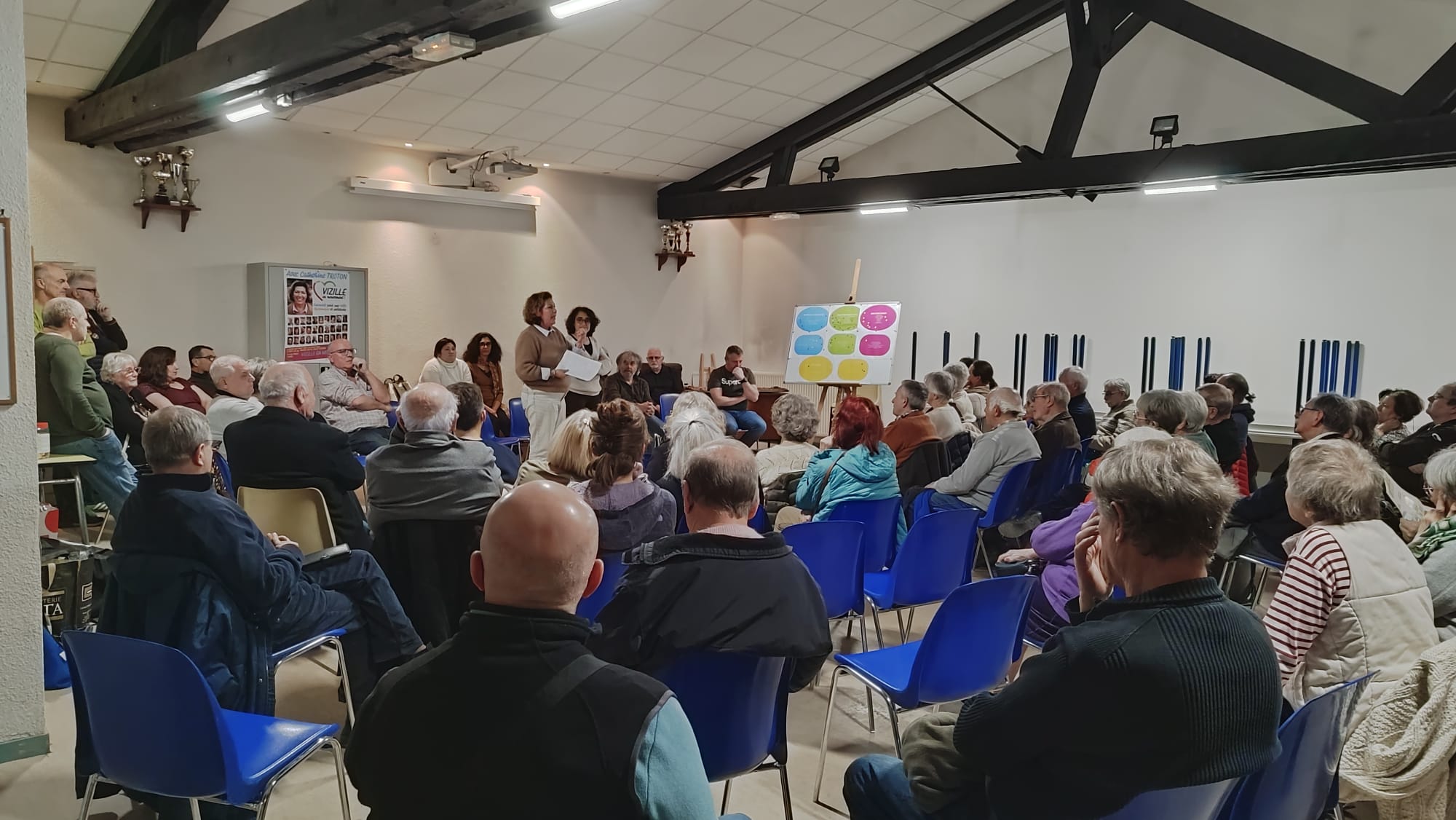 Vue d'ensemble réunion 27 février — nombreux spectateurs