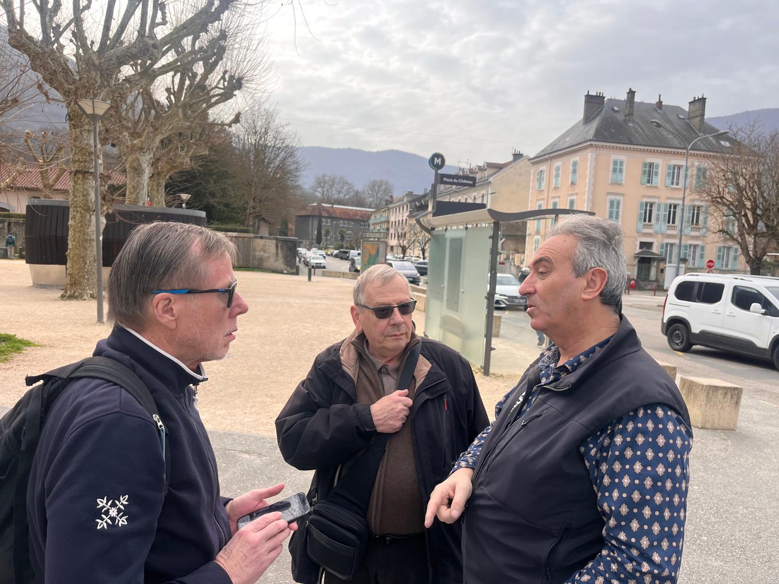 Candidats et habitants en discussion animée Place du Château