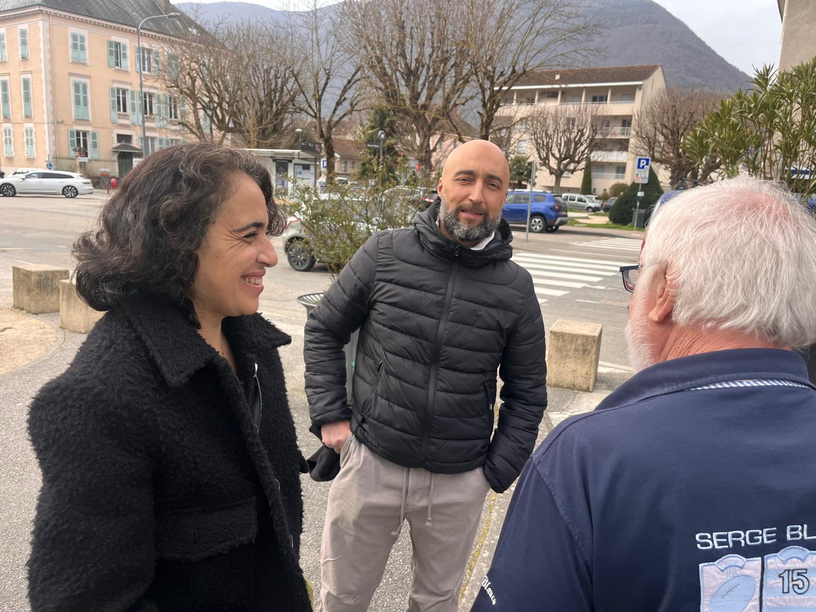 Deux candidats et un habitant en conversation