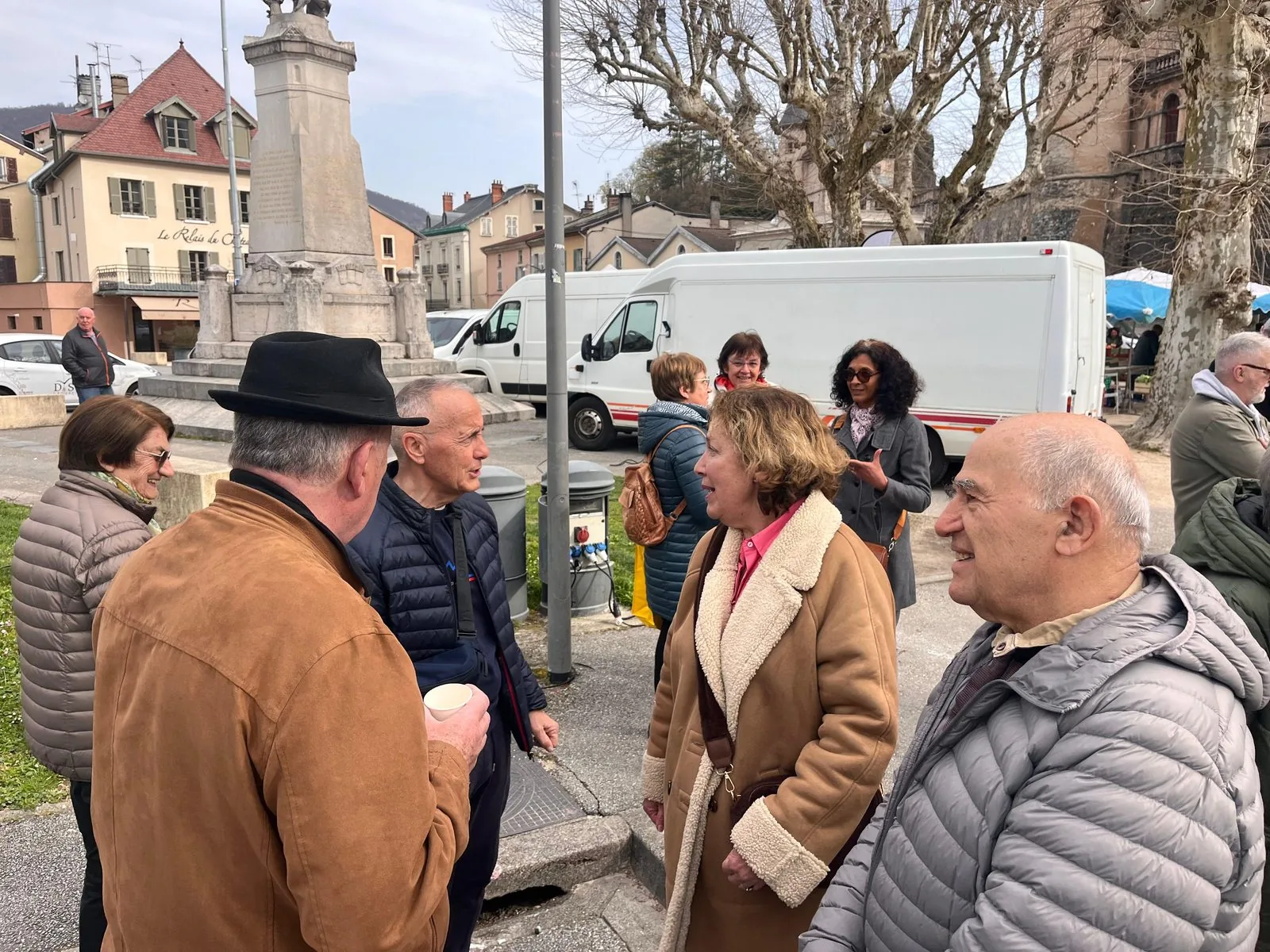 Catherine en conversation avec des habitants au marché