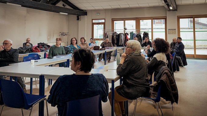 Réunion de travail interne — participants autour de la table